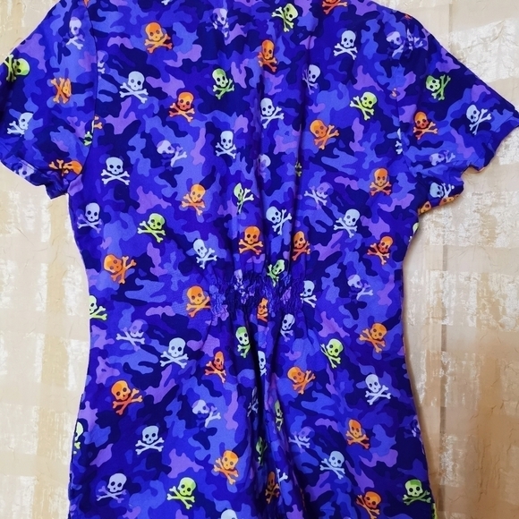 Scrubs purple bones Shakin top - Picture 3 of 8